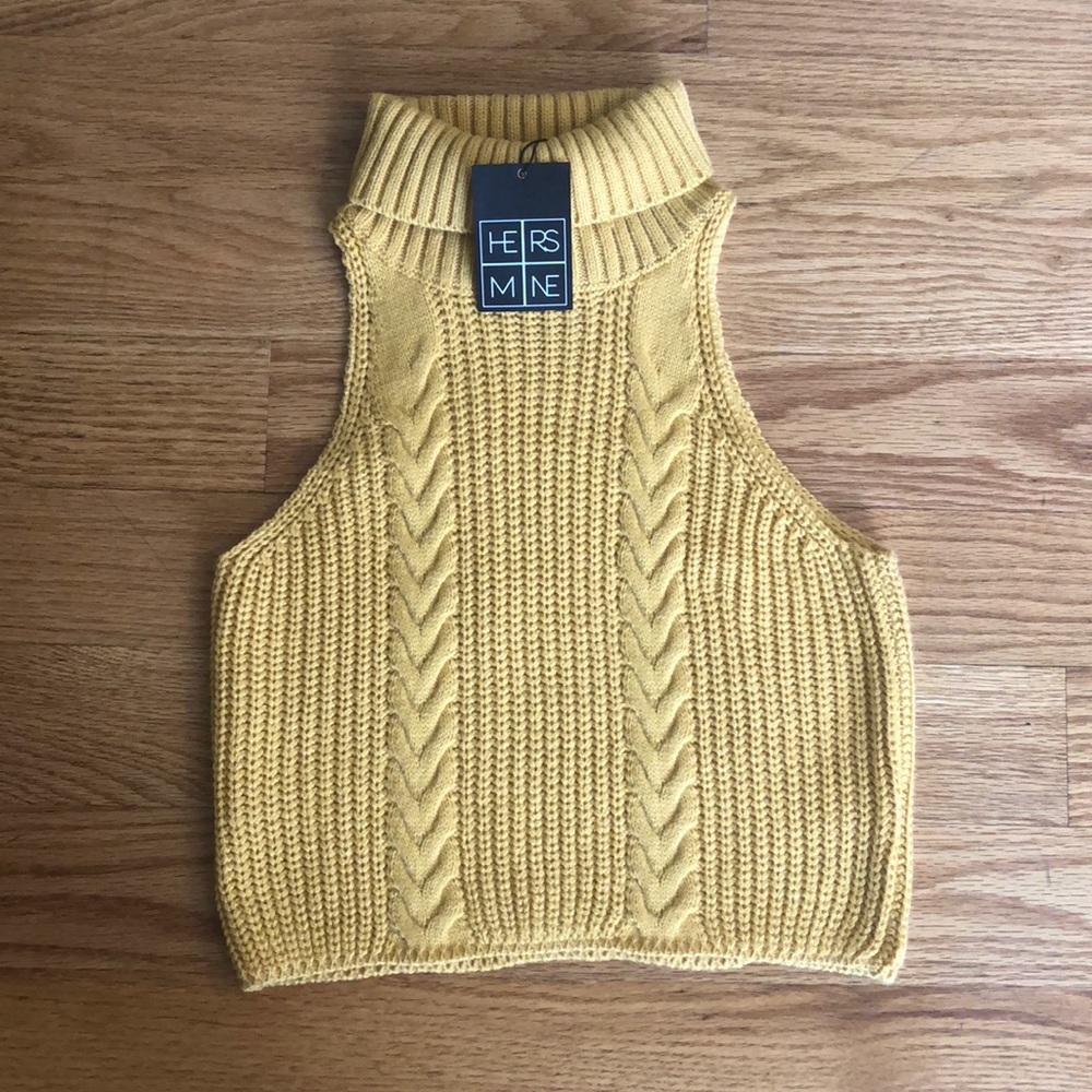 Yellow crop turtleneck. Knitted fabric.